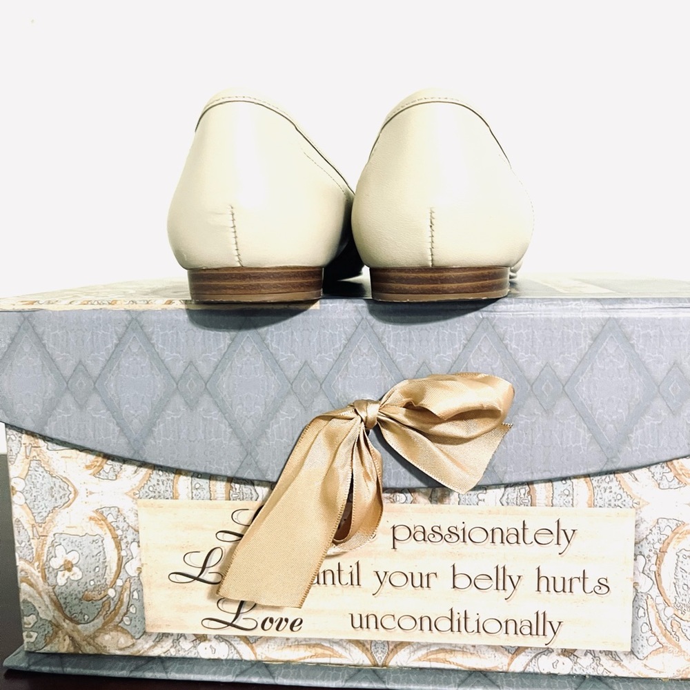 EUC Bandolino Women’s loafers. Beige. Size 6. - Picture 3 of 4